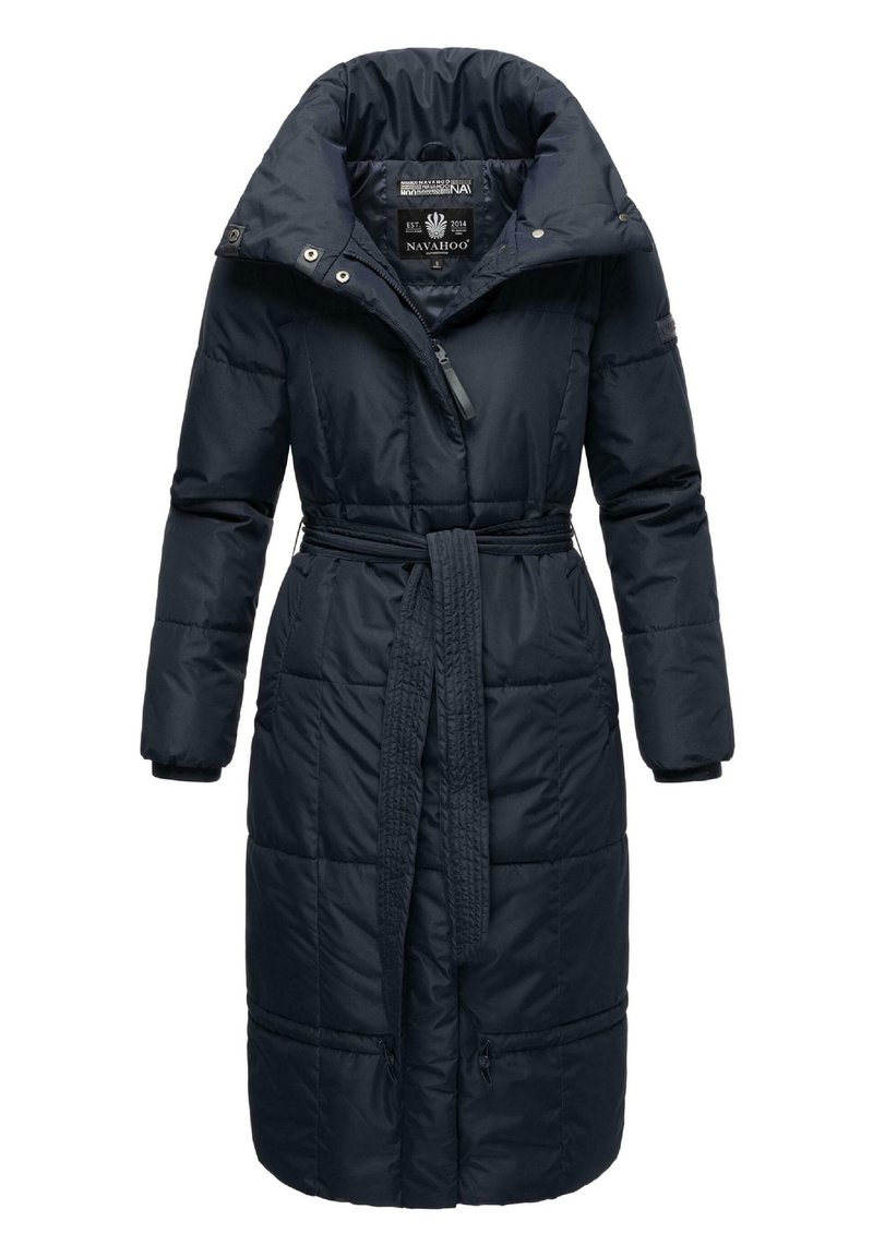 Manteau matelassé bleu marine avec un col haut, une taille ceinturée et deux poches zippées. Présente une texture matelassée et un tissu durable.