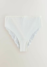Chiloți din bumbac într-o nuanță de crem deschis, cu dantelă cu margini ondulate pe părți și talie fără cusături pentru confort.