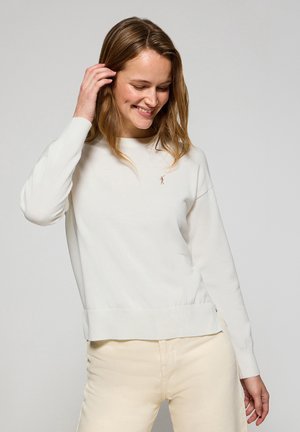 Pullover bianco realizzato in tessuto morbido, con scollo rotondo, polsini a coste e un piccolo logo ricamato sul petto.