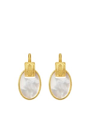 Boucles d'oreilles pendantes dorées avec fermoirs texturés et grands pendentifs ovales en nacre blanche encadrés d'un bord doré.