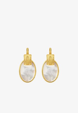 Boucles d'oreilles pendantes dorées avec fermoirs texturés et grands pendentifs ovales en nacre blanche encadrés d'un bord doré.