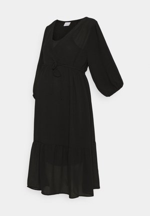 Sort midi-kjole med lange puffede ærmer, V-udskæring, bindebånd i taljen og flæsekant, vist på en mannequin mod en hvid baggrund.