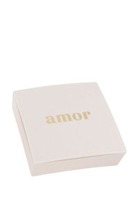 Caja cuadrada de color rosa suave con una textura lisa, que presenta la palabra "amor" en letras doradas en la parte superior. Diseño simple y elegante.