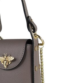 Grijze lederen handtas met een afgeronde klep, gouden bijenklipsluiting en gouden kettingriem. Heeft gouden studs langs de zijkant. Gestructureerd oppervlak.