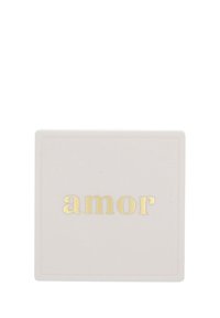 Kvadratisk, ljusrosa låda med en slät yta och guldtexten "amor" på framsidan. Enkel design utan ytterligare detaljer.