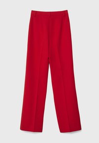 Rode, wijde pantalons met een gladde textuur, voorzien van voorplooien en een op maat gemaakte tailleband. Gemaakt van een lichtgewicht stof.