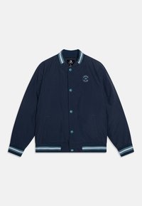 Granatowa kurtka bomberka wykonana z lekkiego materiału, z ribbowanymi mankietami i dolnym obszyciem, z naszywką z logo i zapięciem na zatrzask.