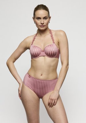 Beha en hoge taille bikini in zachtroze gestreepte stof. De beha heeft bloemaccenten op de bandjes; beide hebben een gestructureerd patroon en een gladde afwerking.