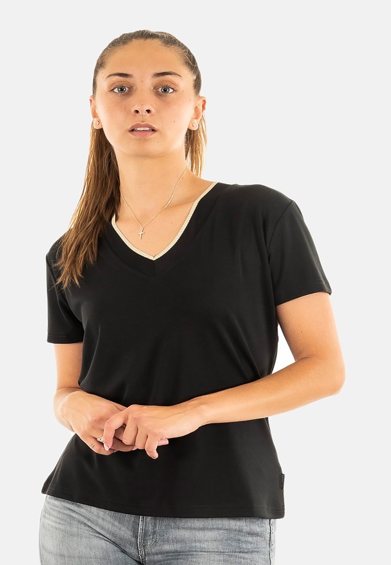 T-shirt nero a V con design aderente e maniche corte, dotato di un colletto chiaro a contrasto e una texture morbida e liscia.