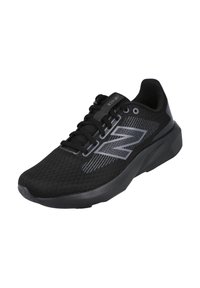 Zapatilla deportiva negra con parte superior de malla, cordones negros, suela gruesa y gran logo "N" gris en el costado, en ángulo para mostrar la vista exterior y superior.