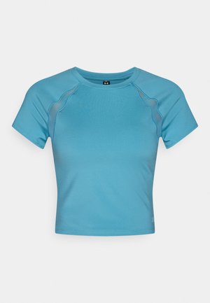 Lichtblauw sportief T-shirt met korte mouwen, ronde halslijn en contrasterende naden; gemaakt van glad, rekbaar materiaal.