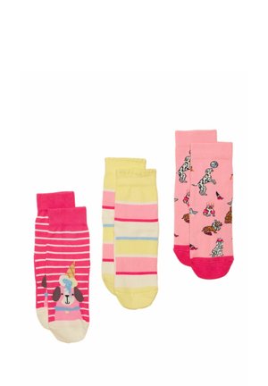 Trois paires de chaussettes d'enfants colorées : rose avec des rayures blanches et un chien portant un chapeau en forme de cornet de glace, rayures pastel jaunes et roses, et rose avec diverses illustrations de chiens.