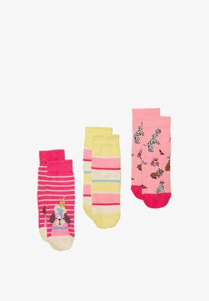 Drei Paar bunte Kindersocken: pink mit weißen Streifen und einem Hund, der einen Eistütenhut trägt, pastellgelb und rosa gestreift sowie pink mit verschiedenen Hundemotiven.