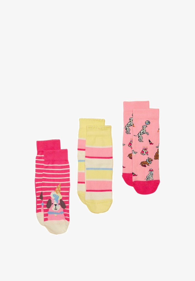 Trois paires de chaussettes d'enfants colorées : rose avec des rayures blanches et un chien portant un chapeau en forme de cornet de glace, rayures pastel jaunes et roses, et rose avec diverses illustrations de chiens.