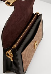 COACH SIGNATURE TABBY - Torba preko tijela - tan black