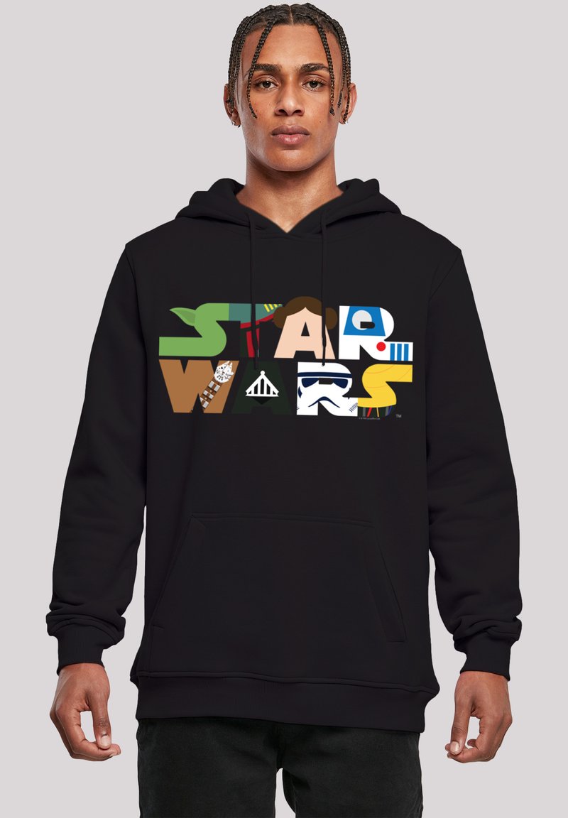 Fekete kapucnis pulóver színes "STAR WARS" grafikával, különböző mintázatokkal és textúrákkal, beleértve a karaktermotívumokat és mintákat.