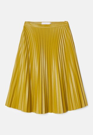 Pleated skirt in a vibrant mustard yellow, made from a smooth, shiny fabric. Features a waistband and falls to mid-length.