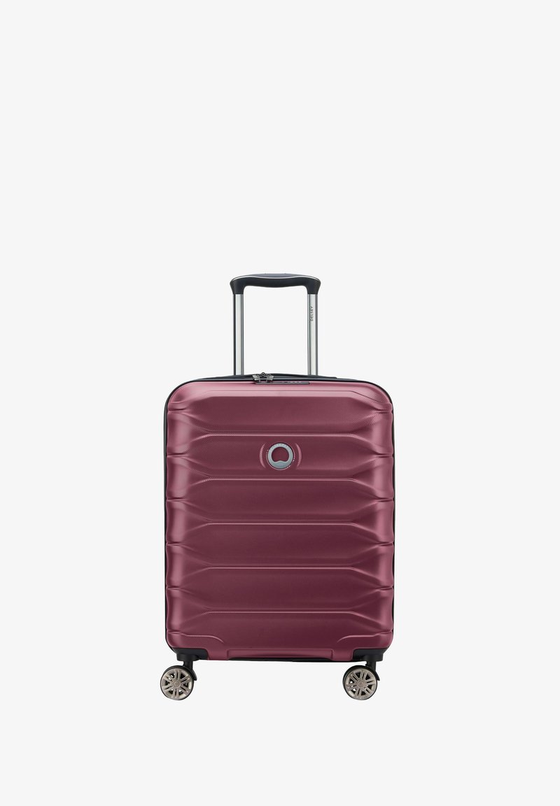 Valigia a mano rigida di colore bordeaux scuro con superficie testurizzata, logo argento, manico estraibile e quattro ruote girevoli.
