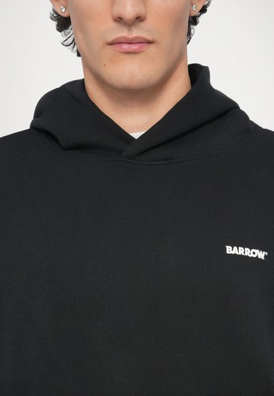 Melns kapuču džemperis no ribota auduma ar aizvelkamu kapuci. Priekšpusē neliels balts "BARROW" logotips.