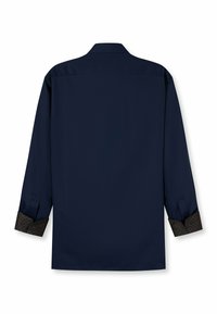 Marineblaue Langarmbluse mit Standardkragen; gemusterter dunkler Stoff an den Manschetten; glatte Textur; keine sichtbaren Verschlüsse oder Details am Körper.