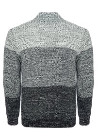 Strickpullover mit hohem Kragen, der einen Farbverlauf in Grautönen aufweist. Hergestellt aus strukturiertem Stoff, der verschiedene Webmuster zeigt.