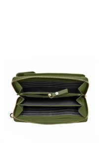 Portafoglio verde in pelle con finitura testurizzata, chiusura con zip dorata, multiple slot per carte e una tasca con zip per monete all'interno.