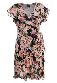 Robe enveloppante noire à fleurs avec de courtes manches à volants, ornée de fleurs roses et orange, et d'une volante en couches au niveau de l'ourlet. Tissu léger.