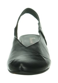 Schwarze Leder-Slingback-Schuh mit spitzem Zehenbereich, glatter Textur und einem Riemen um die Ferse. Minimalistisches Design ohne Verzierungen.