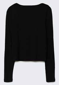 Haut noir à manches longues avec une texture côtelée et un col large. Design simple et ajusté avec une longueur raccourcie. Aucune décoration visible.