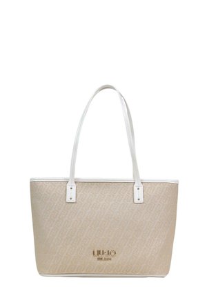 Beige tygväska med vita läderremmar, med ett diskret logomönster och glänsande guldfärgade "LIU-JO"-bokstäver på framsidan.