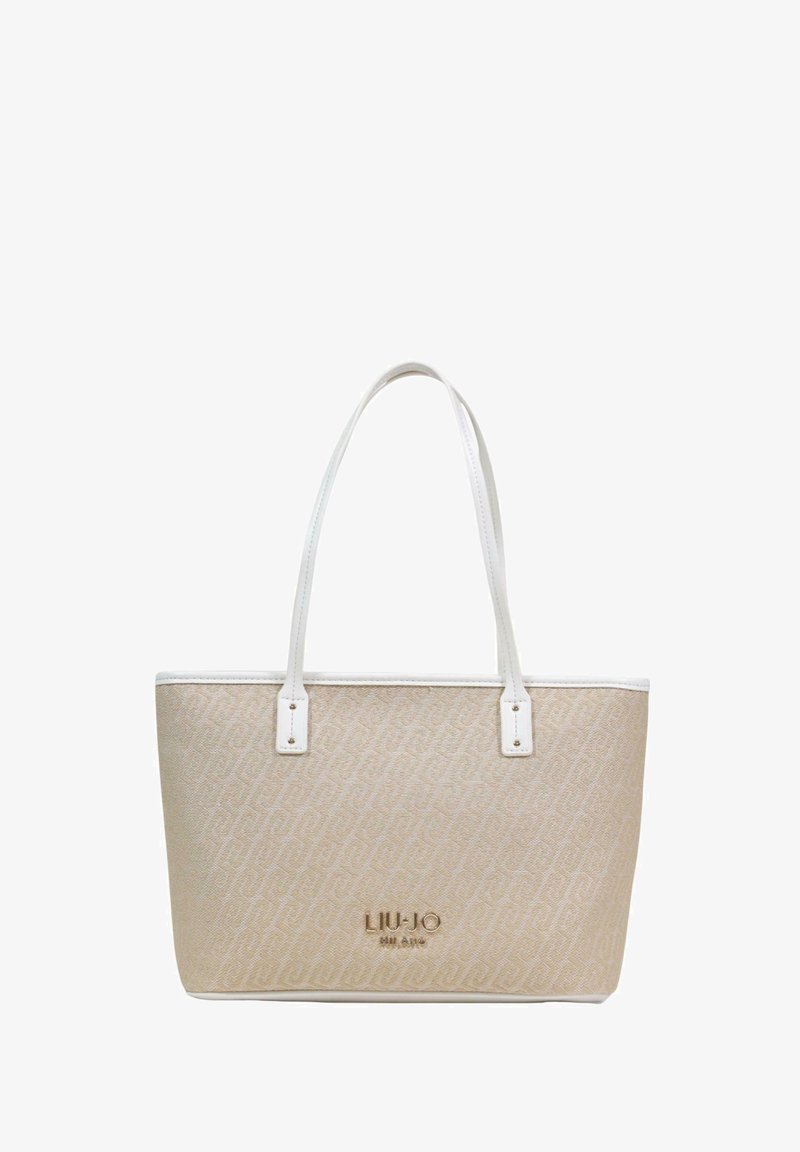 Beige tygväska med vita läderremmar, med ett diskret logomönster och glänsande guldfärgade "LIU-JO"-bokstäver på framsidan.