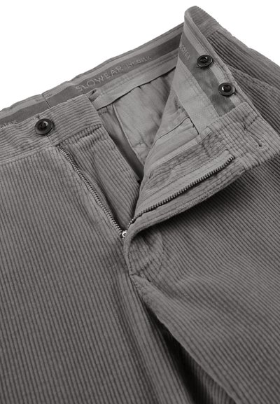 Pantaloni in velluto a coste grigi con cerniera aperta, due bottoni neri e etichetta interna in vita con la scritta "SLOWEAR."