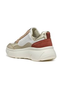 Sneaker con tomaia in pelle bianca, dettagli metallici dorati e tallone in suede bordeaux. Suola spessa in gomma bianca con design curvo.