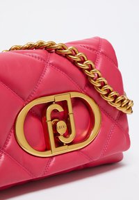 LIU JO METALASSÉ LAPUFFY - Borsa a tracolla - magenta