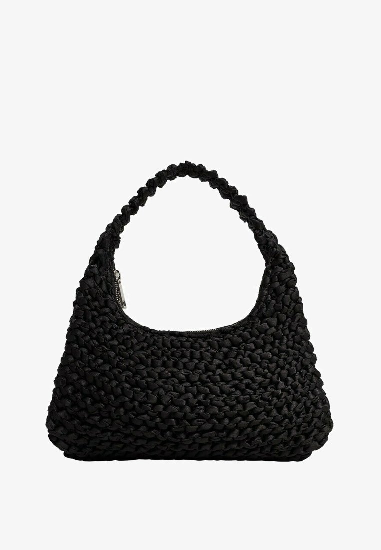Sac à main noir en tissé avec une poignée arrondie et une tirette en argent, présentant un design tressé texturé.