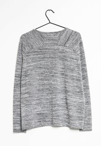 Szara longsleeve T-shirta wisi na czarnym haku, posiada teksturowany materiał z mieszanym wzorem, okrągły dekolt oraz lekko opadające szwy na ramionach.