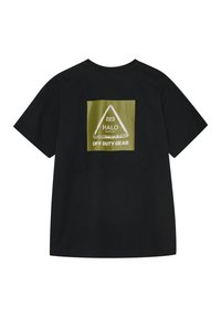 Schwarzes T-Shirt mit kurzen Ärmeln und einem olivgrünen Quadrat auf der Rückseite, das ein weißes Dreieck und den Text "223 HALO OFF DUTY GEAR" zeigt.