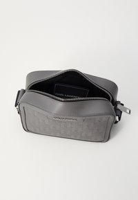 KARL LAGERFELD LOOM CAMERA BAG - Rankinė per petį - grey