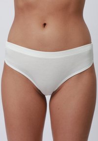 Chiloți hipster din bumbac alb, cu o textură ribbed și un brâu elastic lat, care se potrivesc strâns în jurul taliei și picioarelor.