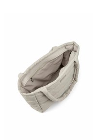 Borsa a spalla beige trapuntata con manici imbottiti, apertura superiore che mostra un ampio interno e una tasca con zip all'interno.