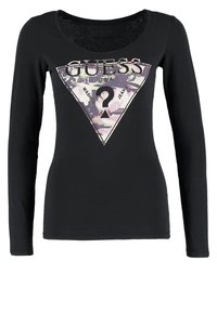 Maglietta nera a maniche lunghe con scollatura arrotondata, caratterizzata da una grande grafica al centro, che evidenzia una forma triangolare e il testo "GUESS USA".