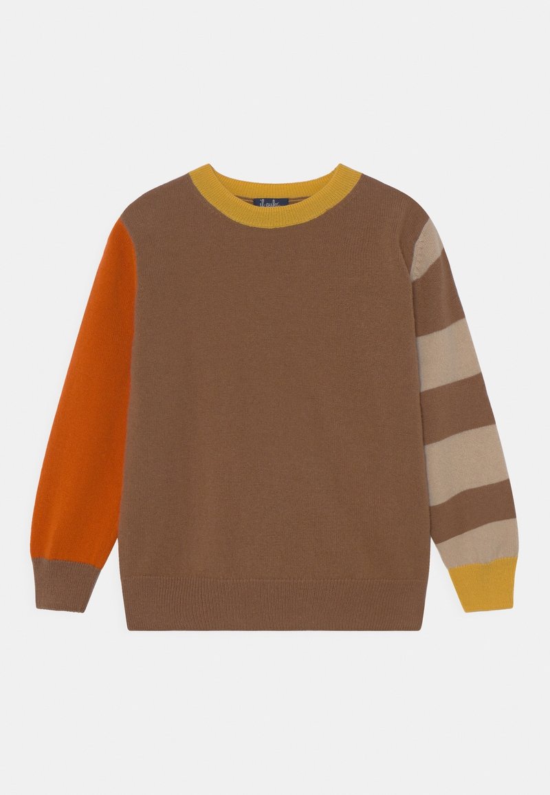 Pull marron avec une manche gauche orange, une manche droite rayée marron et beige, et un col et des poignets jaunes.