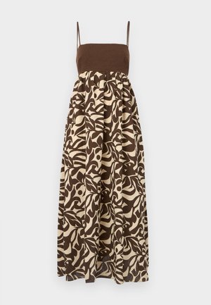 Robe maxi imprimée marron et écrue avec un haut ajusté, des fines bretelles et une jupe évasée arborant des motifs de feuilles organiques.