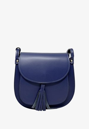 Granatowa skórzana torba na ramię z zaokrągloną klapą i dekoracyjnym frędzlem wiszącym z przodu na środku.