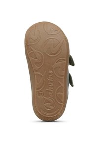 Sole in gomma marrone con un motivo di presa testurizzato, caratterizzato da un design con logo circolare. Il bordo è leggermente sollevato, mostrando un materiale durevole e flessibile.