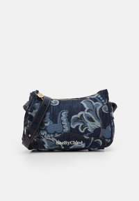 Borsa a tracolla in denim con motivo floreale nelle tonalità di blu, con dettagli in pelle blu scuro e hardware dorato. Chiusura con zip.