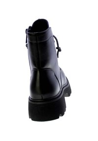 Stivale alla caviglia in pelle nera con superficie texturizzata, punta rotonda, suola spessa e lacci decorativi sul retro. Design semplice con una finitura liscia.