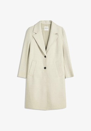 Cappotto beige chiaro con rever a pistagna, due tasche frontali e due bottoni neri. Realizzato in tessuto testurizzato, presenta una silhouette lungo il ginocchio.