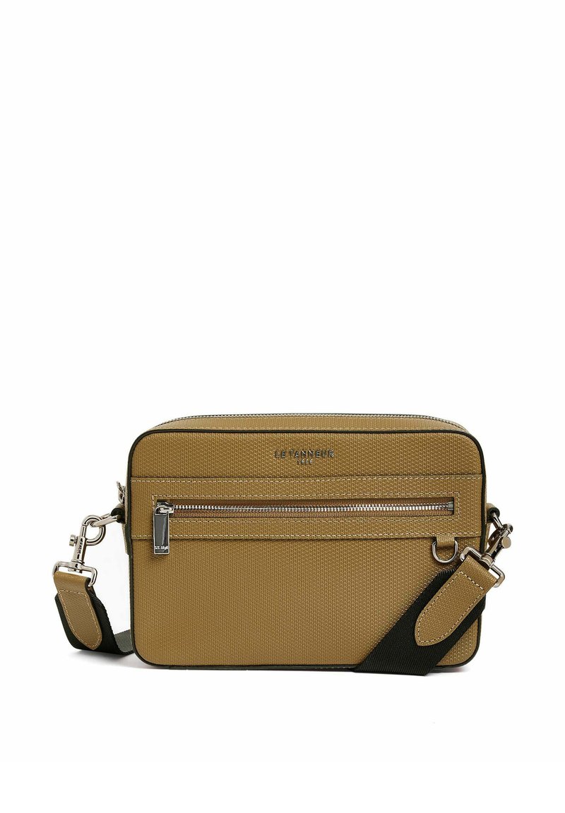 Borsa a tracolla marrone con texture, tasca frontale con zip, tracolla nera a contrasto e accessori in acciaio inox. Design compatto e rettangolare.