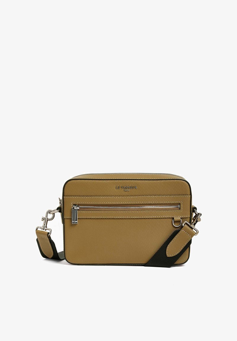 Borsa a tracolla marrone con texture, tasca frontale con zip, tracolla nera a contrasto e accessori in acciaio inox. Design compatto e rettangolare.